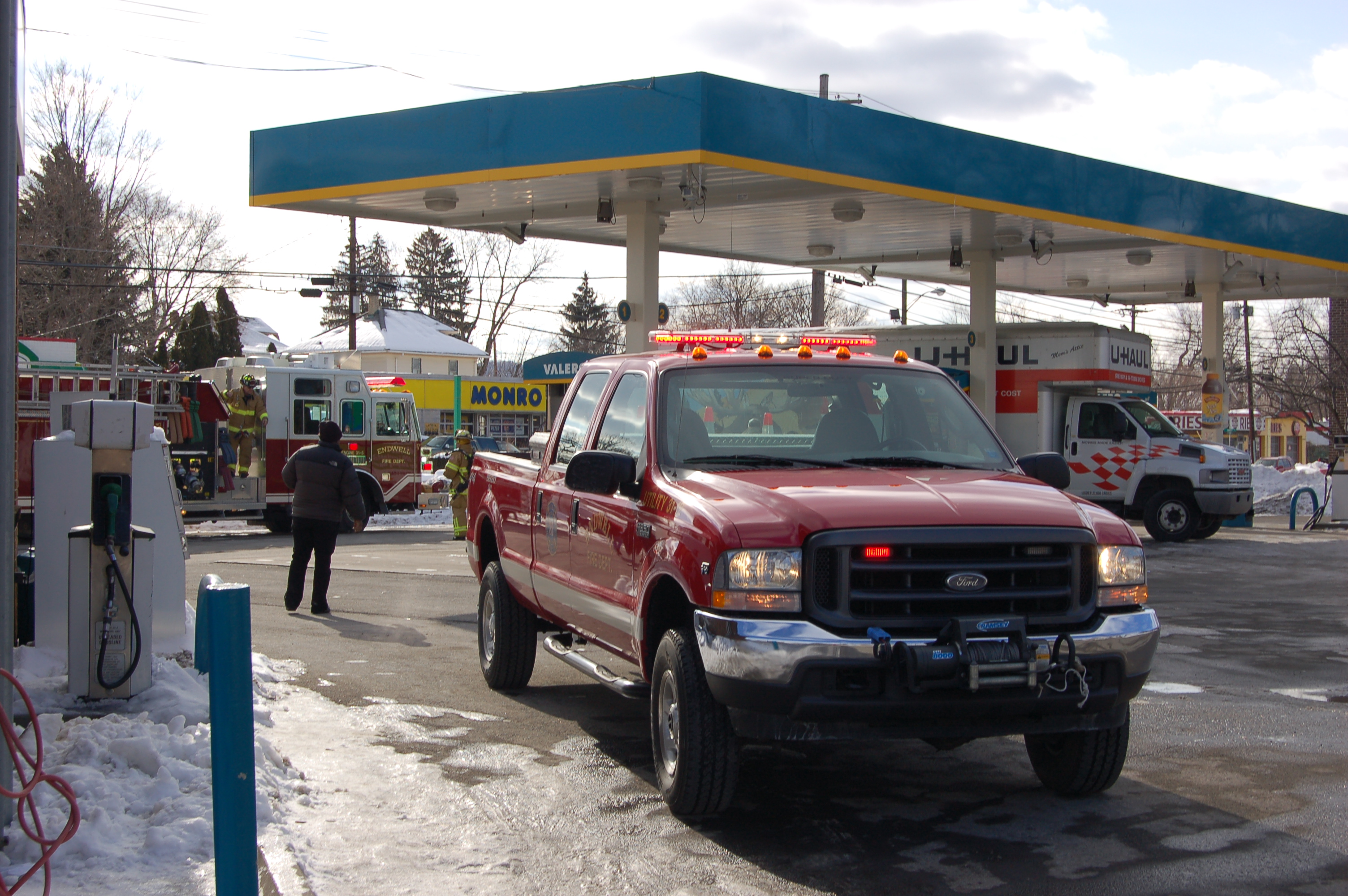 01-31-09  Response - Truck In To Gas Pump - Manleys